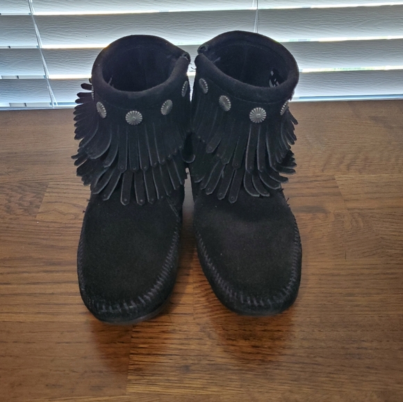 Minnetonka Black Suede Double Fringe Side Zip Booties Moccasin Size 6 - Picture 1 of 6